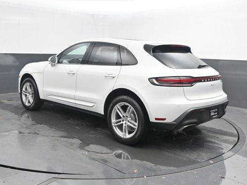 Certified 2022 Porsche Macan image 3