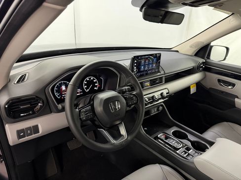 New 2025 Honda Pilot Touring image 4