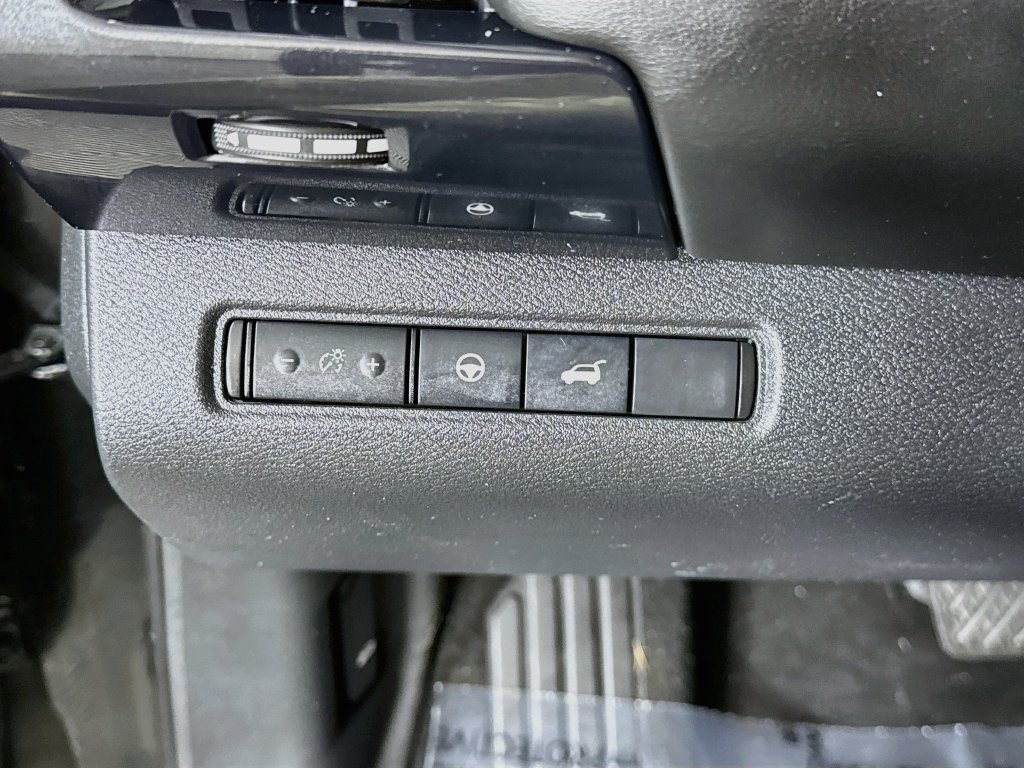 Used 2022 Nissan Pathfinder SV w/ SV Premium Package AWD/4WD image 19
