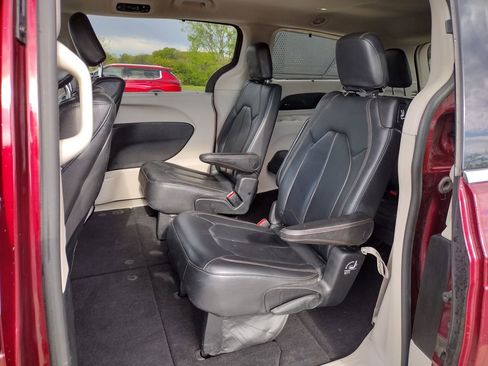 Used 2018 Chrysler Pacifica Touring-L Plus FWD image 10