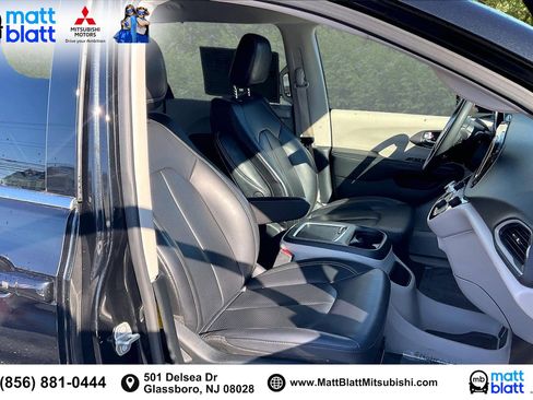 Used 2023 Chrysler Pacifica Touring-L image 8