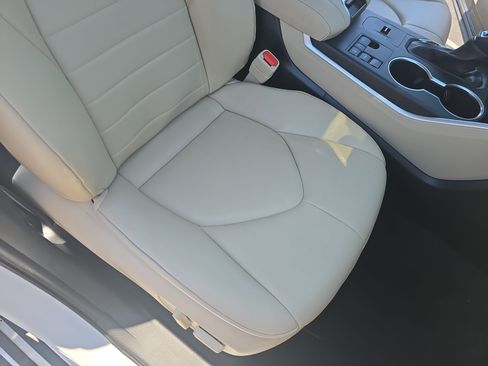 Used 2023 Toyota Highlander XLE FWD image 10