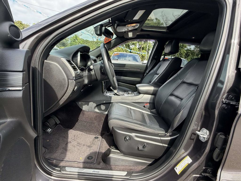 Used 2019 Jeep Grand Cherokee Limited AWD/4WD image 16