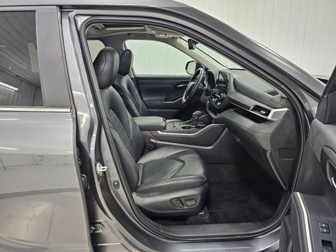Used 2024 Toyota Highlander XLE AWD/4WD image 19