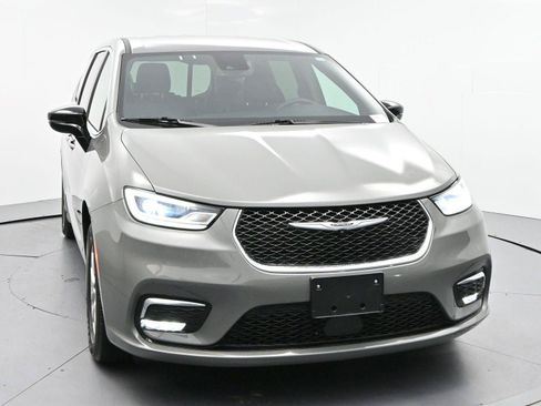Used 2025 Chrysler Pacifica Select FWD image 2