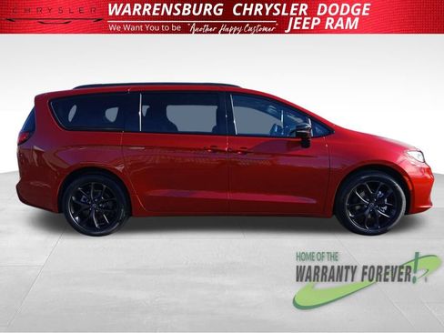 New 2026 Chrysler Pacifica Select w/ S Appearance Package image 2
