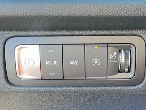 Used 2025 Chevrolet Traverse LT image 10