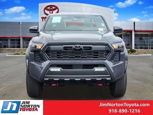 Used 2025 Toyota Tacoma TRD Off-Road image 2