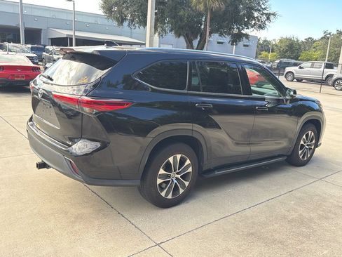 Used 2020 Toyota Highlander XLE FWD image 3