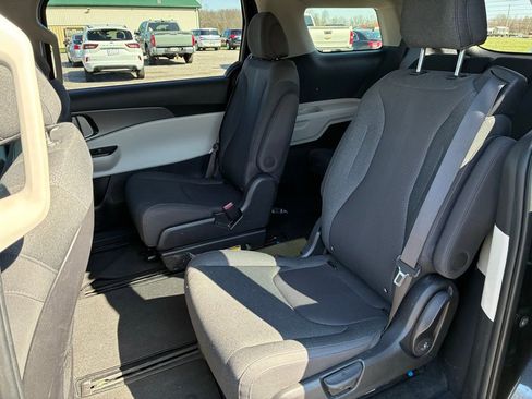 Used 2023 Kia Carnival LX FWD image 11