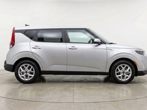 Used 2025 Kia Soul LX w/ LX Technology Package FWD image 11