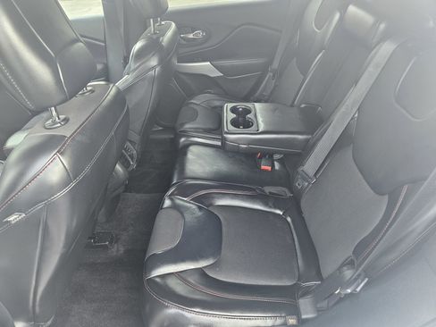 Used 2017 Jeep Cherokee Trailhawk AWD/4WD image 22