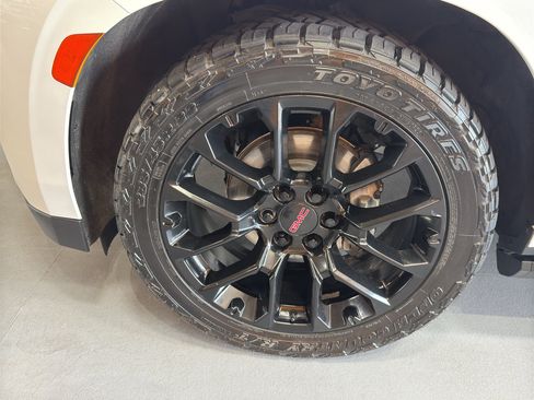 Used 2022 GMC Yukon Denali w/ Denali Ultimate Package AWD/4WD image 9