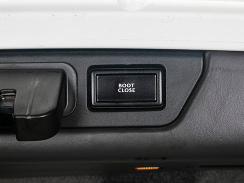 Used 2013 Bentley Mulsanne w/ Premiere Specification Pkg image 32