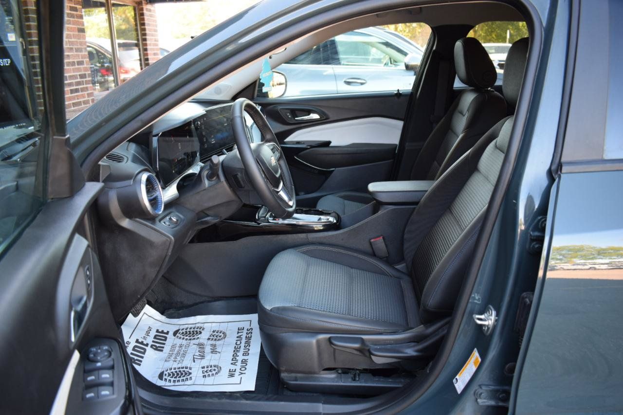 Used 2026 Chevrolet Trax LT w/ LT Convenience Package FWD image 31
