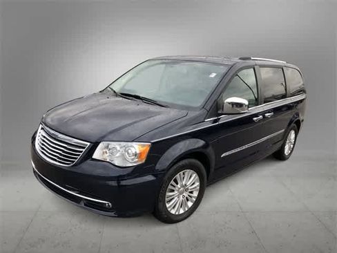 Used 2014 Chrysler Town & Country Limited w/ Luxury Group image 2