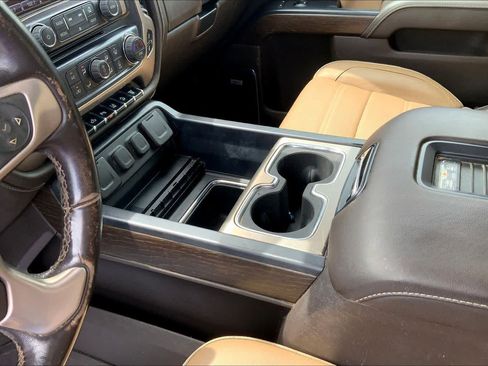 Used 2019 GMC Sierra 2500 Denali w/ Duramax Plus Package AWD/4WD image 17