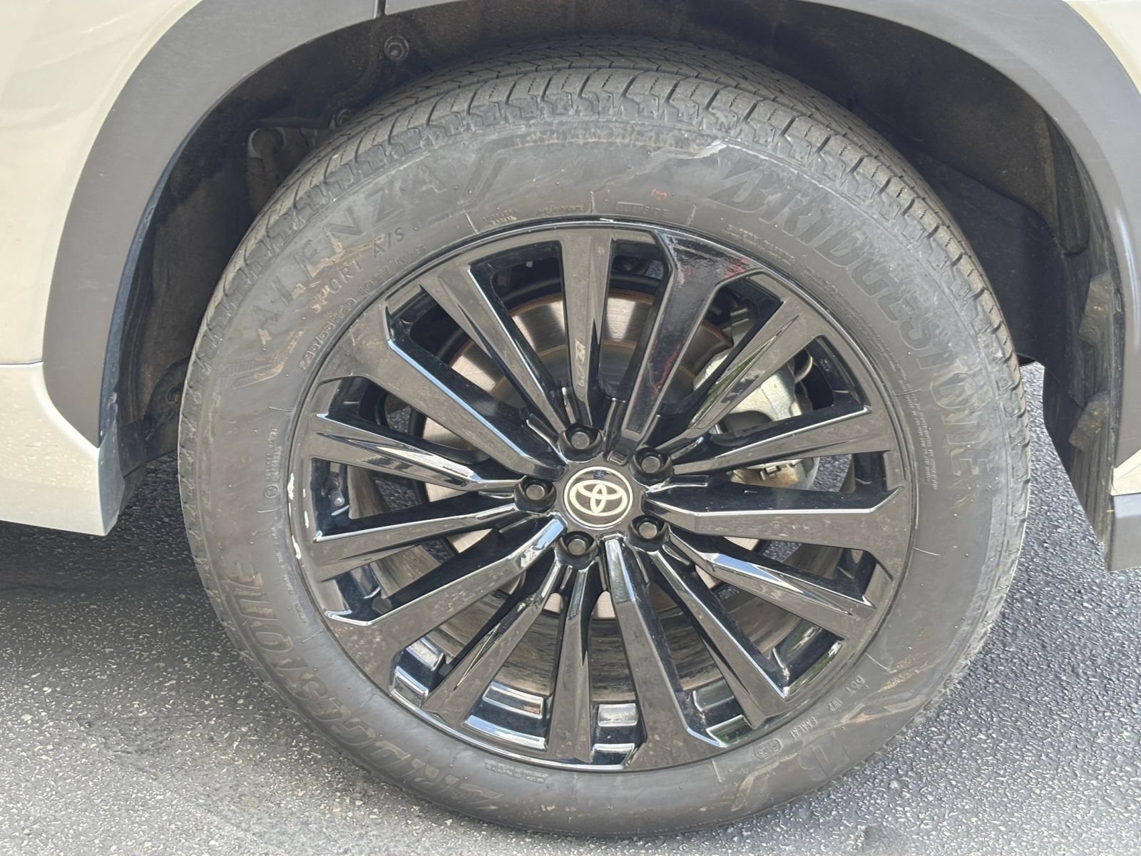 Used 2025 Toyota Highlander XSE AWD/4WD image 32