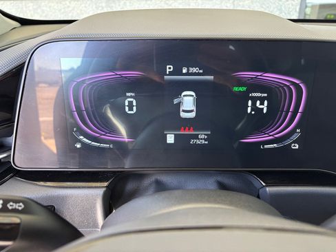 Used 2025 Kia Niro EX Touring image 11