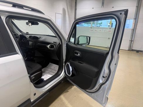Used 2020 Jeep Renegade Latitude w/ Cold Weather Group AWD/4WD image 10