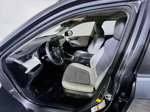 Used 2019 Toyota RAV4 XLE Premium FWD image 15