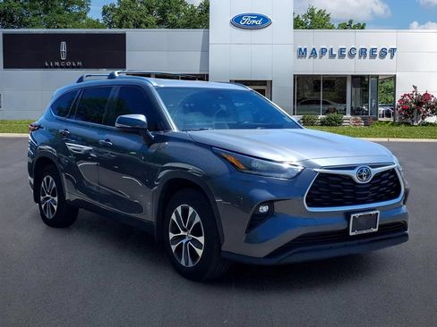 Used 2021 Toyota Highlander XLE AWD/4WD image 1
