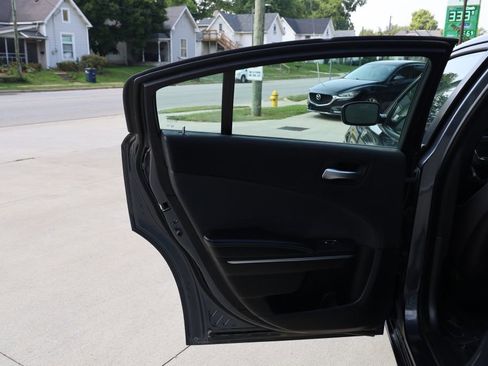 Used 2017 Dodge Charger SE w/ Popular Equipment Group image 17