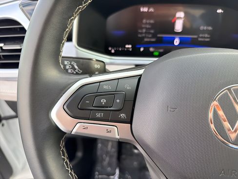 Used 2025 Volkswagen Taos SE image 14