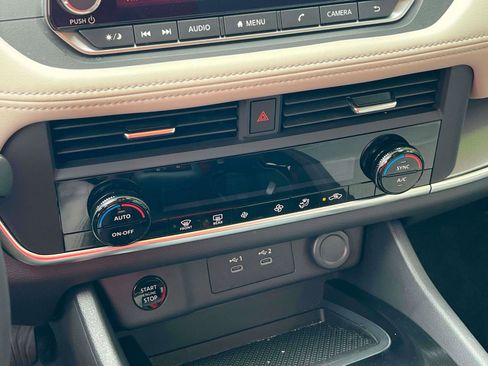 Used 2025 Nissan Rogue SV image 16