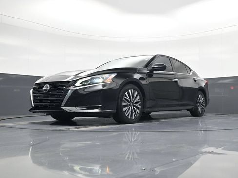Used 2023 Nissan Altima 2.5 SV w/ SV Premium Package FWD image 18