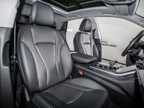 Used 2023 Audi Q8 Prestige image 15