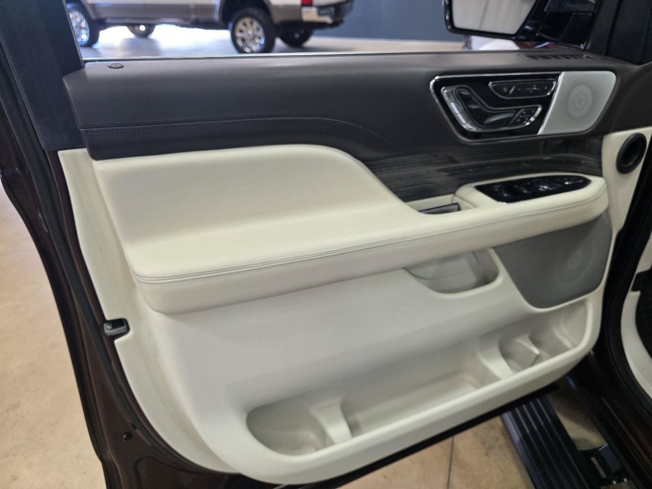 Used 2020 Lincoln Navigator Black Label w/ Cargo Convenience Package AWD/4WD image 10