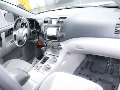 Used 2013 Toyota Highlander Plus w/ Cold Weather Pkg image 22