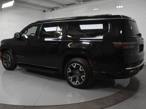 Used 2023 Jeep Wagoneer L Series III RWD image 9