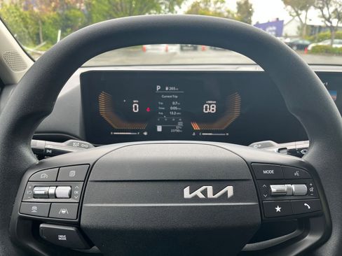 Used 2025 Kia K4 LXS image 27