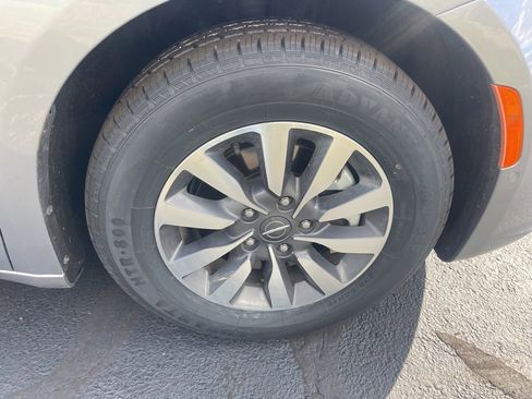 Used 2021 Chrysler Pacifica Touring-L image 29