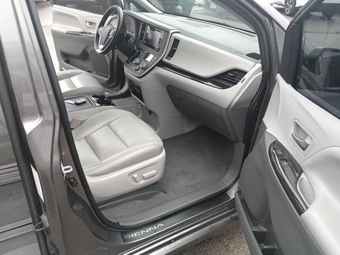 Used 2020 Toyota Sienna XLE FWD image 24
