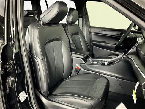 New 2025 Jeep Grand Cherokee Altitude image 11