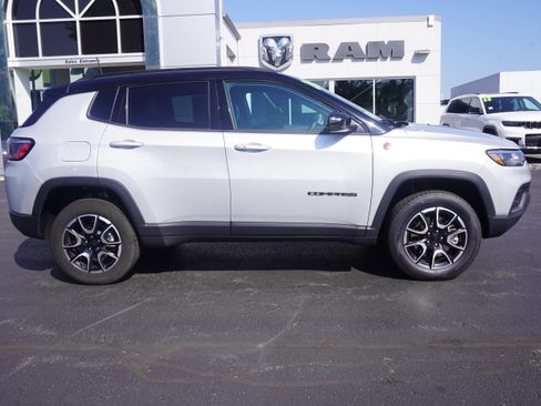 Used 2024 Jeep Compass Trailhawk AWD/4WD image 2