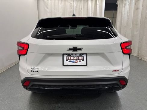 Used 2025 Chevrolet Trax RS w/ Sunroof Package FWD image 7