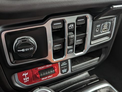 Used 2025 Jeep Wrangler Unlimited Rubicon AWD/4WD image 18