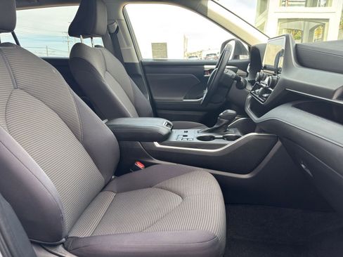 Used 2025 Toyota Highlander LE FWD image 38