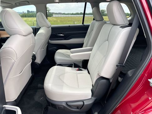 Used 2024 Toyota Grand Highlander AWD image 22