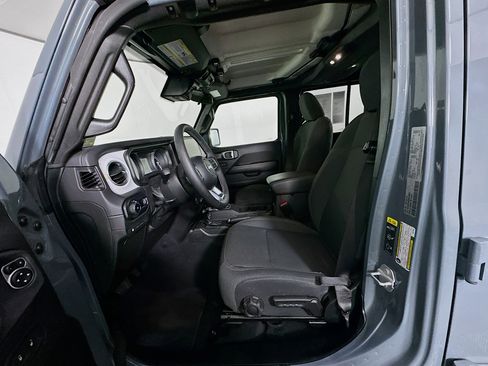 Used 2025 Jeep Wrangler Sahara image 13
