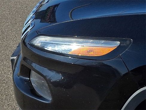 Used 2015 Jeep Cherokee Latitude w/ Cold Weather Group image 29