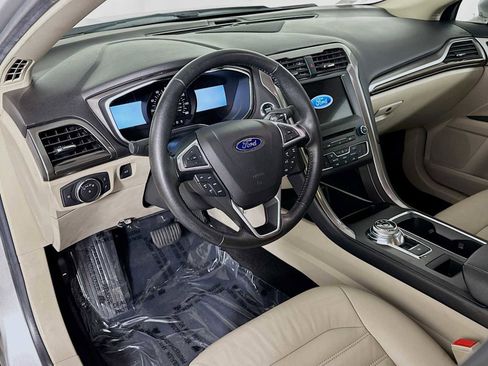 Used 2017 Ford Fusion SE w/ Fusion SE Technology Package image 9