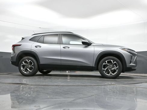 Used 2025 Chevrolet Trax LT w/ LT Convenience Package FWD image 40