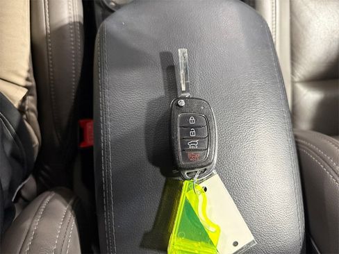 Used 2017 Hyundai Santa Fe SE image 32