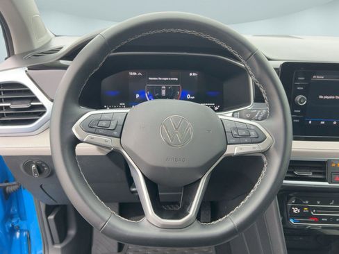 Certified 2025 Volkswagen Taos SE w/ Panoramic Sunroof Package image 17