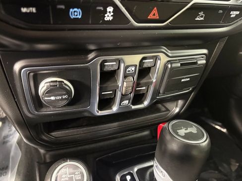 Used 2023 Jeep Wrangler Unlimited Sahara w/ Cold Weather Group AWD/4WD image 17